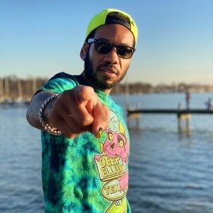 Meet your Posher, Derrick